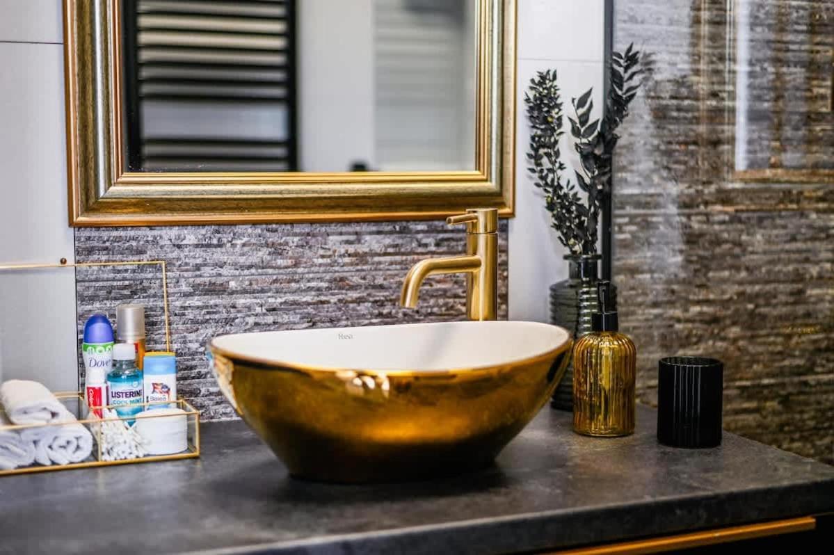 Luxury Apartment In The City Center Pozsony Kültér fotó